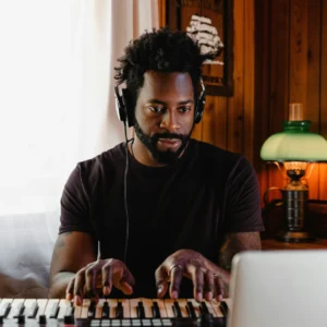 homme en tshirt noir jouant au piano