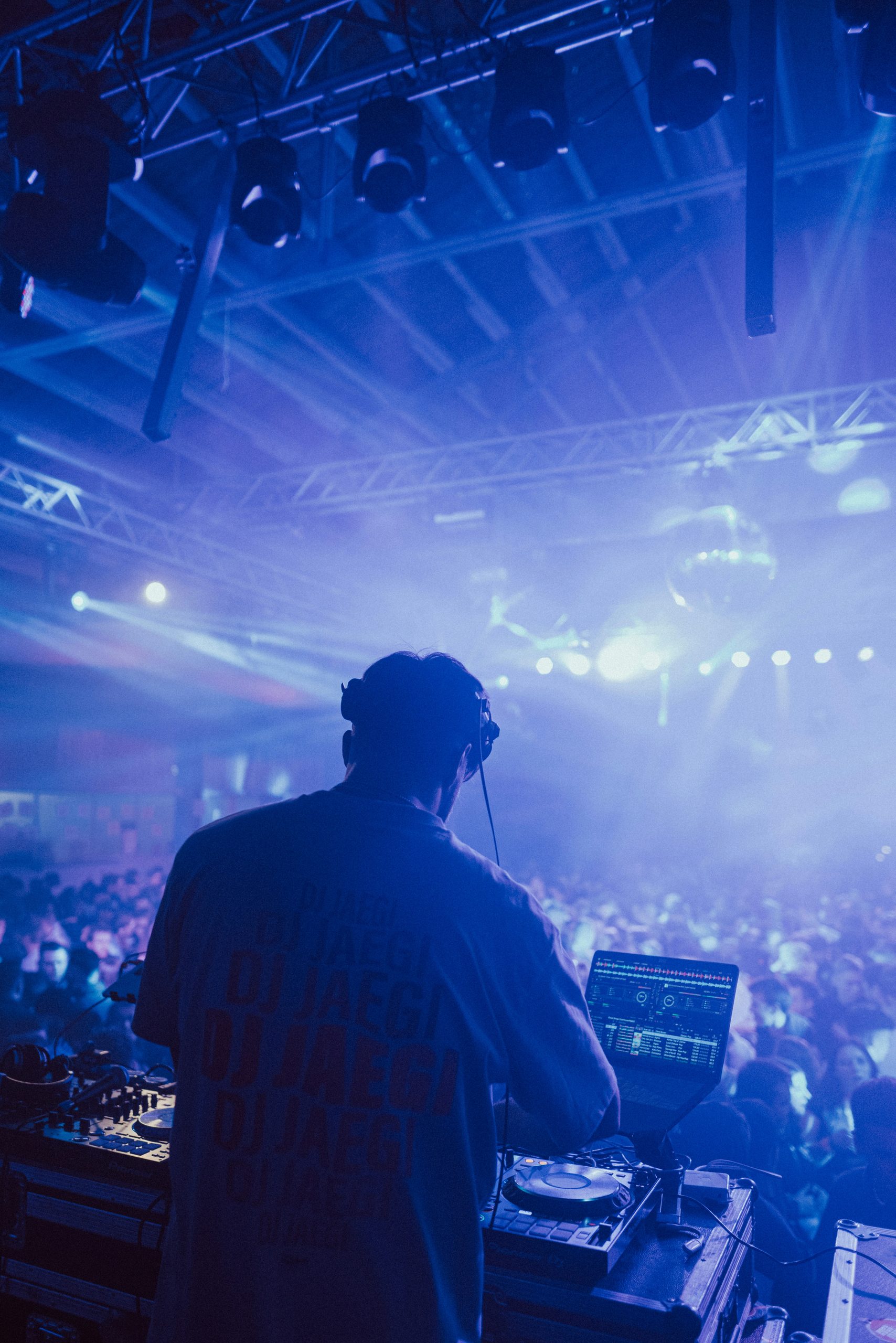 dj sur les platines devant une foule